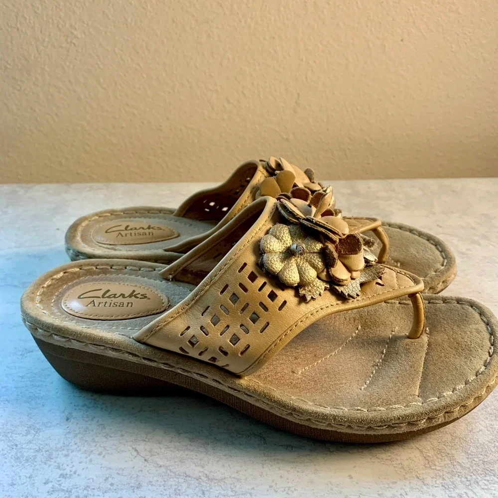 Clarks 8M Artisan‎ Leather Thong Wedge Sandals Tan Gold Floral Applique 26068592